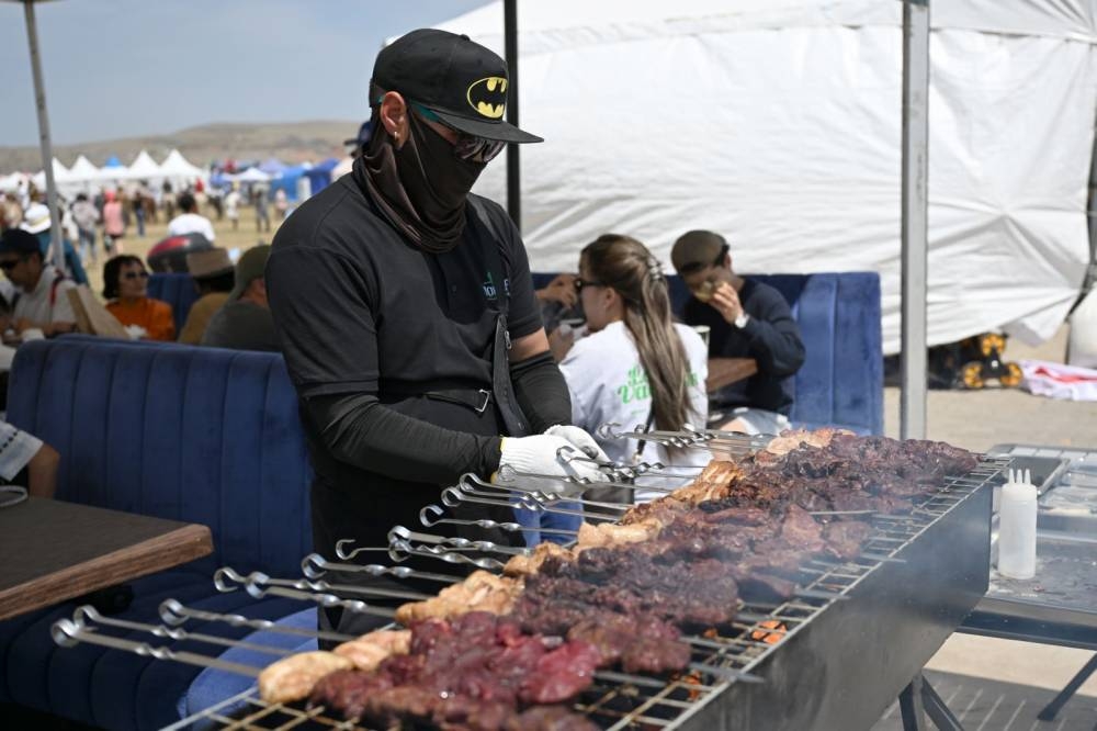 Үндэсний их баяр наадмын худалдаа, үйлчилгээний зөвшөөрлийн хүсэлтийг цахимаар авч эхэллээ