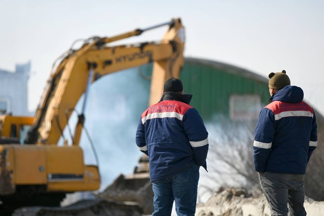Зөвшөөрөлгүй барьсан гүүрийг буулгаж, орц гарцыг чөлөөлж байна
