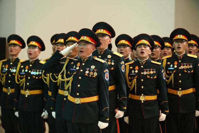 Ялалтын 80 жилийн баярын жагсаалд оролцсон дайчдад цэргийн одон, медаль гардууллаа